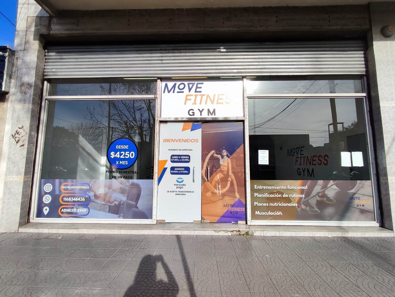 Fachada exterior de MoveFitnessGym iluminada en Temperley