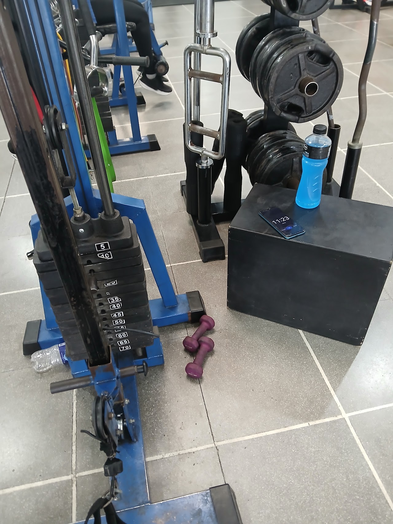 Zona de entrenamiento funcional y césped sintético en MoveFitnessGym